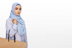 mignonne musulman femme avec achats sac photo