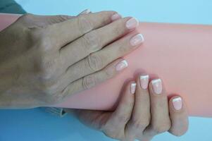français manucure. aux femmes mains avec magnifique manucuré clous. spa traitements et peau se soucier photo