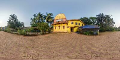 plein hdri 360 panorama près hindou temple de déesse laxmi dans jungle parmi paume des arbres dans Indien tropique village dans équirectangulaire projection avec zénith et nadir. vr ar contenu photo