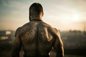 retour vue de tatoué gladiateur brutal. produire ai photo