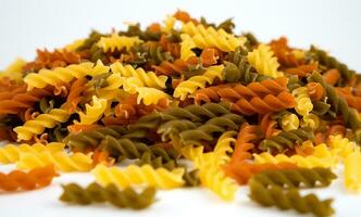 proche en haut de italien tricolore fusilli pâte sur blanc Contexte. sélectif se concentrer. photo