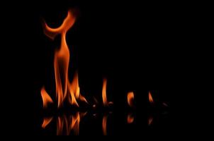 texture des arts du feu sur fond noir photo