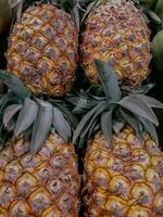 une pile de Frais ananas dans une jakarta supermarché photo