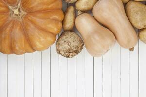 des légumes récolte sur blanc tableau, Haut vue photo