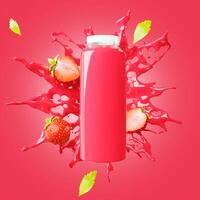 une bouteille utilisée pour contenir du jus de fraise avec des fraises. photo