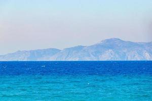 plage de kremasti rhodes grèce eau turquoise et vue sur la turquie. photo