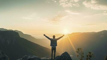 positif homme célébrer avec bras élevé en haut à Montagne paysage à coucher de soleil, génératif ai photo
