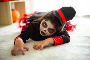 Portrait petite fille asiatique en costume d'halloween effrayant halloween agissant