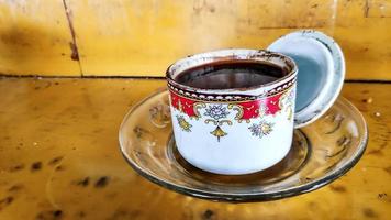 le café noir est infusé dans de petites tasses en verre, prêt à boire. photo