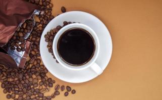 tasse blanche de café noir americano sans lait avec un bouquet photo