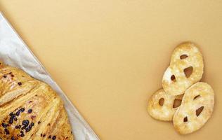 un croissant croustillant frais avec garniture au chocolat et biscuits sur un photo