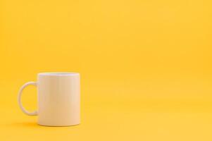 verre à boire, tasse à café avec fond jaune photo