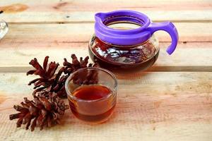 boissons au café servies sur des tables en bois, avec des décorations en pin photo