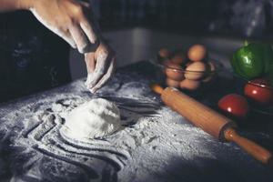 femmes asiatiques préparant une pizza, sur la table de la cuisine photo