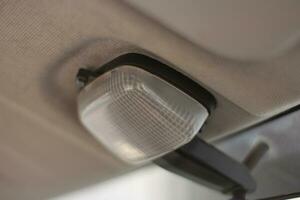 voiture cabine lumières pouvez être tourné sur lorsque vous vouloir à aller en dehors à nuit. photo