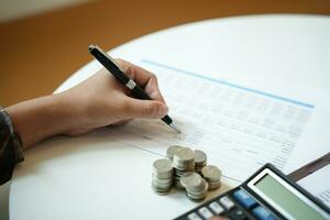 économie argent. homme d'affaire comptable Vérifier croissance affaires et économie argent empilage pièces de monnaie avec calculatrice. comptabilité concept photo