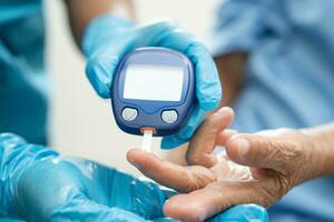 médecin vérifier Diabète de doigt du sang sucre niveau avec doigt lancette. photo