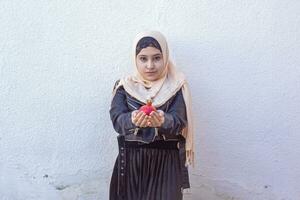 magnifique moyen-orient fille en portant Grenade fruit. mignonne arabe musulman femme reçu unique présent photo