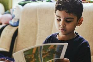 peu enfant Faire devoirs photo