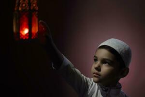 prier musulman garçon photo