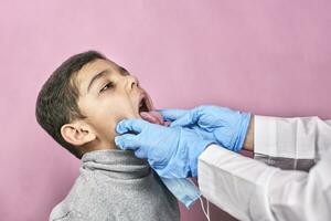 médecin examiner préscolaire enfant photo