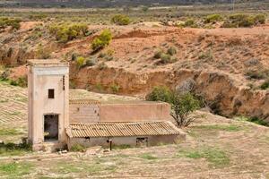 un vieux bâtiment dans le milieu de une désert photo