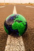 une puzzle globe sur le route photo