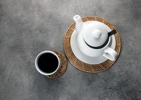 tasse à thé et théière en porcelaine blanche, décor de table à thé l'après-midi