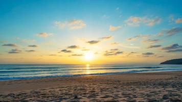 coucher de soleil ou lever de soleil ciel nuages au-dessus de la mer photo