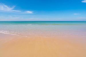 plage de sable tropicale avec océan bleu photo