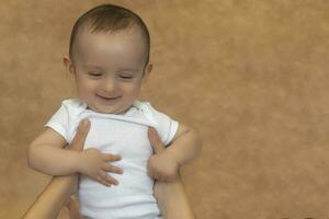 mère et bébé. maman en portant sa 6 mois bébé garçon. magnifique bébé garçon de six mois dans le sien de la mère mains. Jeune milieu est mère en portant dans sa bras sa peu fils photo