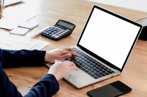 la main des femmes d'affaires sur le clavier d'ordinateur portable de maquette. photo