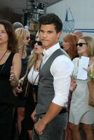 taylor lautner en arrivant à le adolescent choix récompenses 2009 à Gibson amphithéâtre à universel les studios los angeles Californie sur août 9 2009 photo