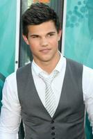 taylor lautner en arrivant à le adolescent choix récompenses 2009 à Gibson amphithéâtre à universel les studios los angeles Californie sur août 9 2009 photo