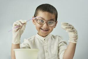 marrant intello enfant dans des lunettes le monde de chimie photo