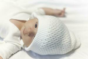 minuscule nouveau née bébé Masculin bébé sur blanc Contexte photo