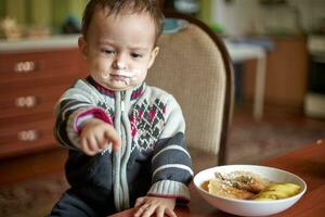 une peu en colère bébé garçon photo