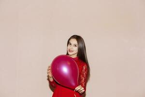 magnifique fille avec air ballon. valentines jour, anniversaire, aux femmes jour, anniversaire, vacances fête concept photo