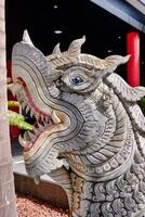 une grand dragon tête sculpture dans de face de une bâtiment photo