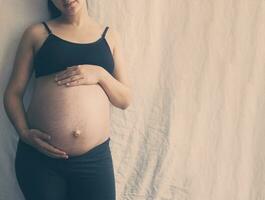 Enceinte femme. 9e mois de grossesse. copie espace photo