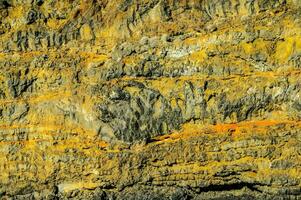 une Roche visage avec Orange et Jaune couleurs photo