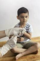 une médecin vacciner Jeune patient. peu garçon effrayé de injection. enfant immunisation, enfants vaccination, santé concept. photo