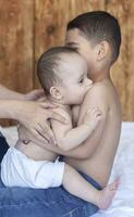 content enfance concept. content frères portrait. 6 ans et 6 mois vieux garçons ayant amusement. deux peu des gamins souriant ayant bien temps. mignonne peu frères mensonge et en jouant ensemble photo