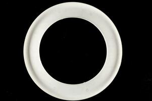 une blanc cercle en forme de objet sur une noir Contexte photo