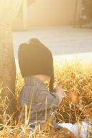 portrait de 2-3 ans vieux enfant dans l'automne jardin photo