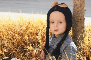 portrait de 2-3 ans vieux enfant dans l'automne jardin photo