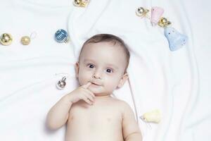 bébé garçon en jouant avec Noël des balles et jouets photo