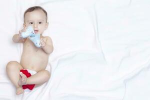 9 mois bébé garçon avec Père Noël claus chapeau. Noël Matin. peu enfant jouant. photo