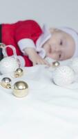 peu Père Noël. 6-9 mois vieux bébé garçon dans Père Noël claus costume. joyeux Noël photo
