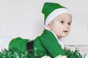 peu Père Noël. 6-9 mois vieux bébé garçon dans Père Noël claus costume. joyeux Noël photo